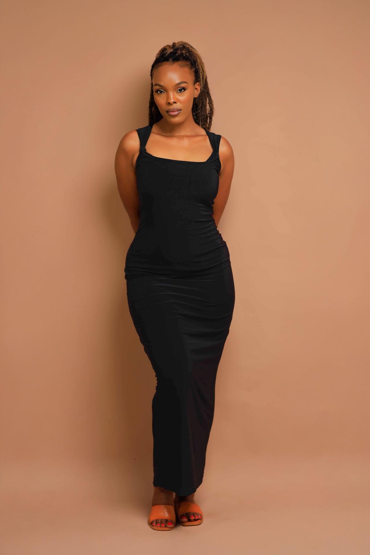 Maxi Dress Low Neck in Black